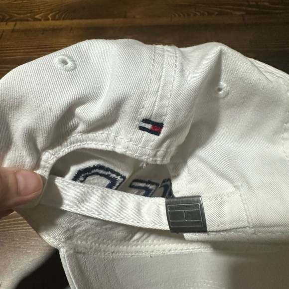 Tommy Hilfiger White Embroidered hat one size fits most - Picture 6 of 6